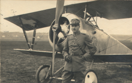 Flieger-Leutnant Oskar Bider mit seinem Dienstflugzeug, damals waren dienstliche Fotografien mit Zigarete eher selten.